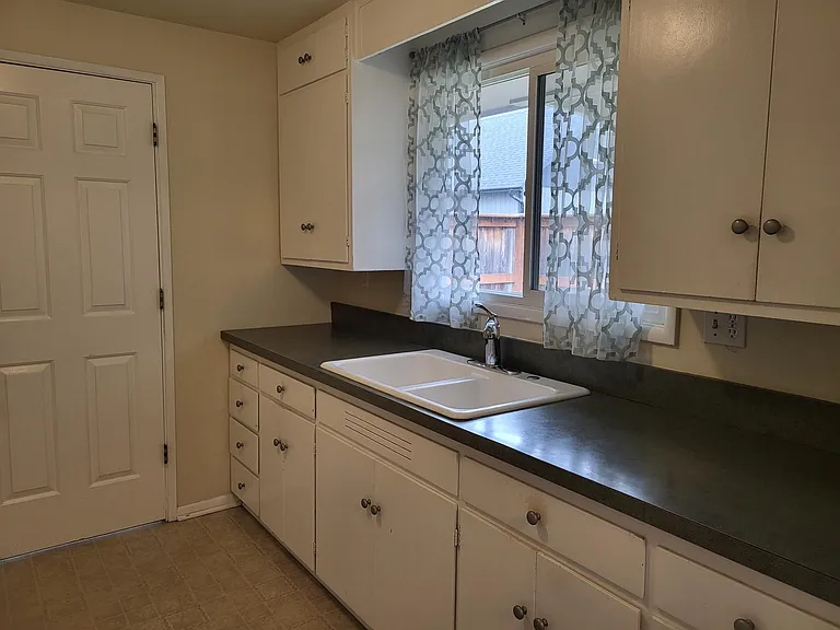 1585 Bogart Ln — Photo 8