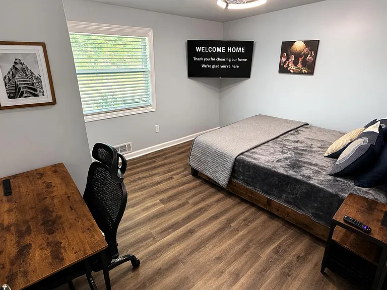 Full size bed with storage. Hotel Mattress, Office desk and ergonomic chair. 43" roku TV. 1 gig fast wifi. Nightstand
