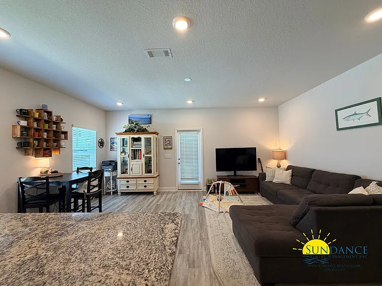 1015 McLaren Cir — Photo 2
