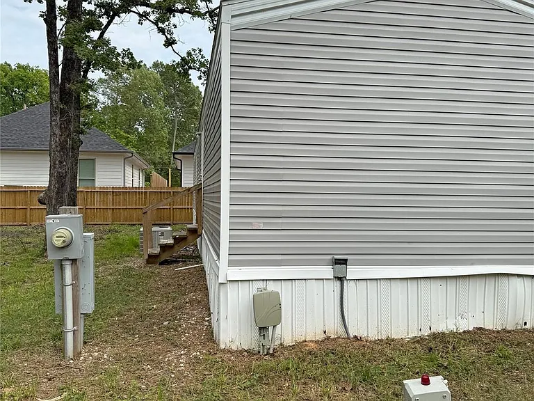 211 Antilles Dr — Photo 2