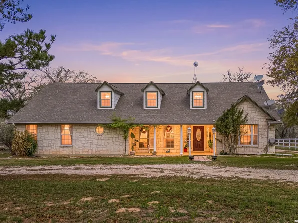 837 Paddy Rd, Floresville, TX 78114