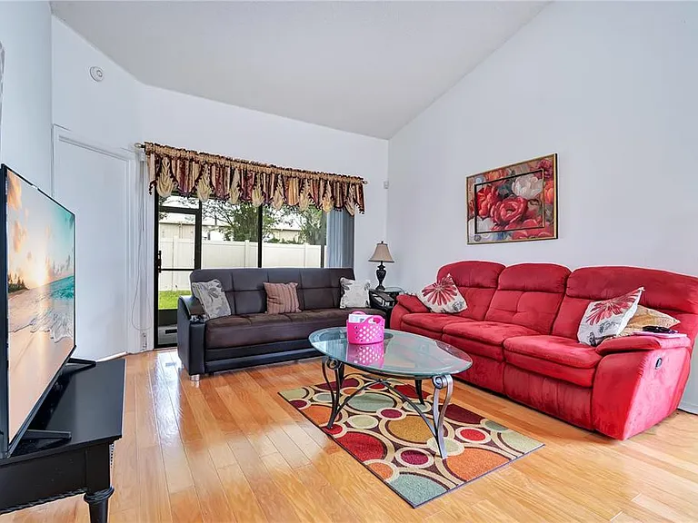 112 Lakepointe Cir — Photo 4