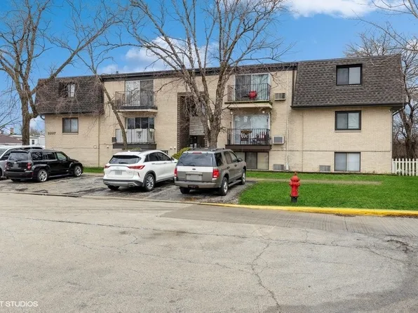 3237 S 50th Ct APT 303, Cicero, IL 60804