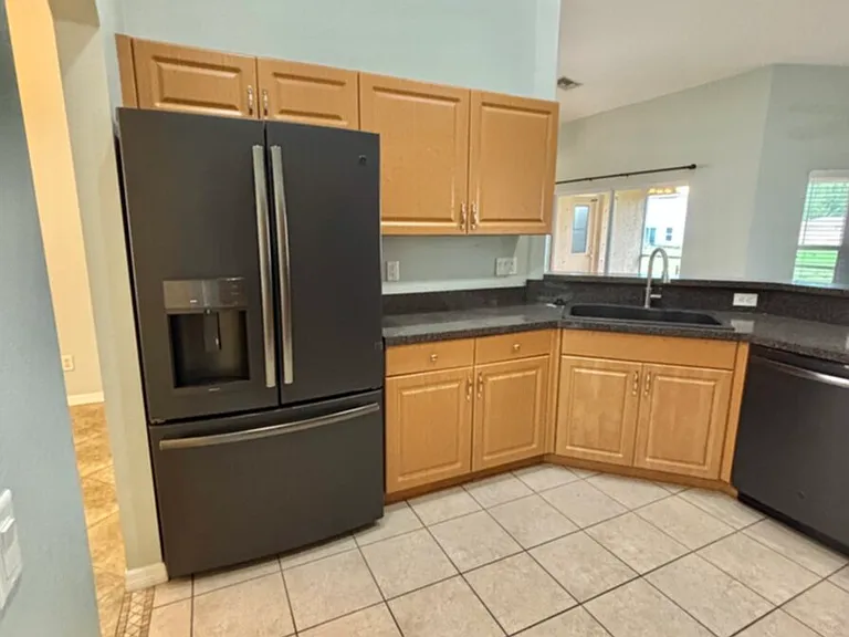 1405 Trafalgar Pkwy — Photo 14