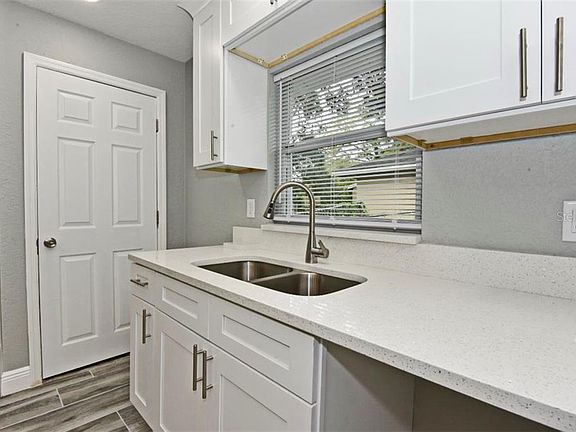 4th image of 1102 Lake Blanche Dr