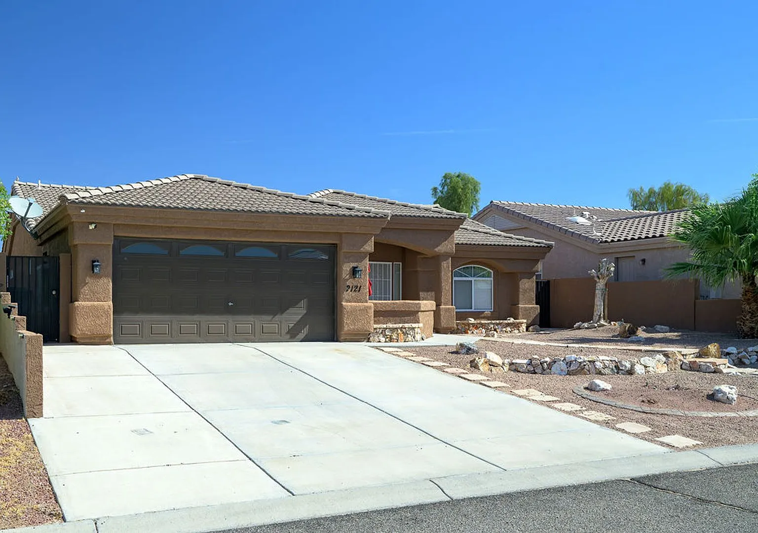 Beautiful Desert Lakes Home with Amazing Golf Course Views! — Photo 1