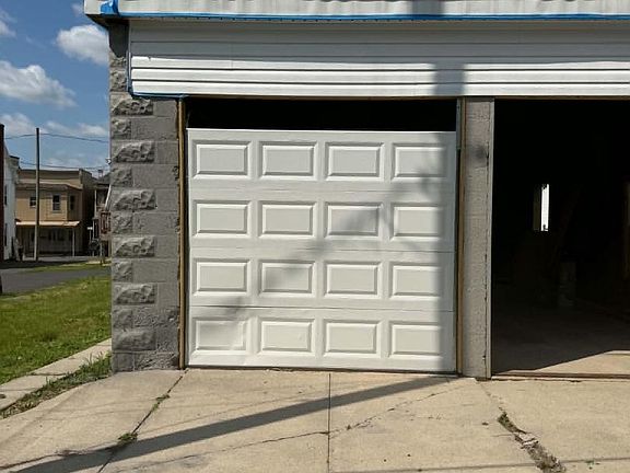 4th image of 215 N Grand St