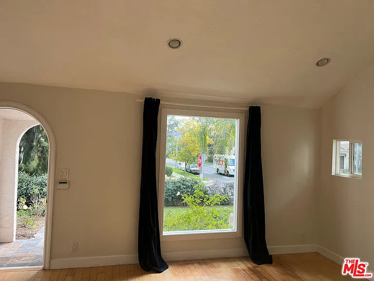 101 N La Peer Dr — Photo 29