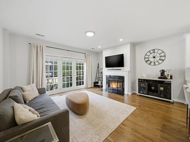 1623 W Grand Ave #1E — Photo 2