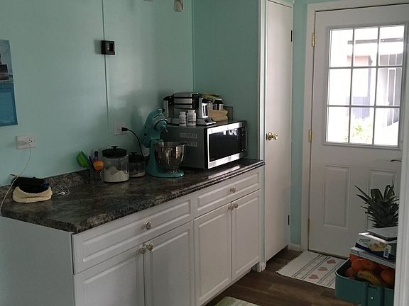 Side counter in kitchen