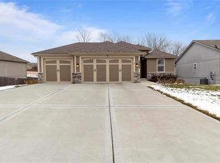 19605 Harbor Dr, Smithville, MO 64089