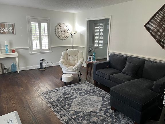 3rd image of 105 Caralana Cir