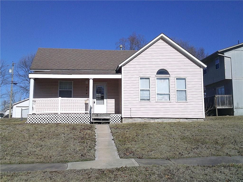 704 W Wea St, Paola, KS 66071 Zillow