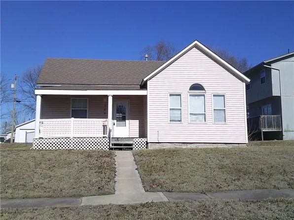 704 W Wea St, Paola, KS 66071