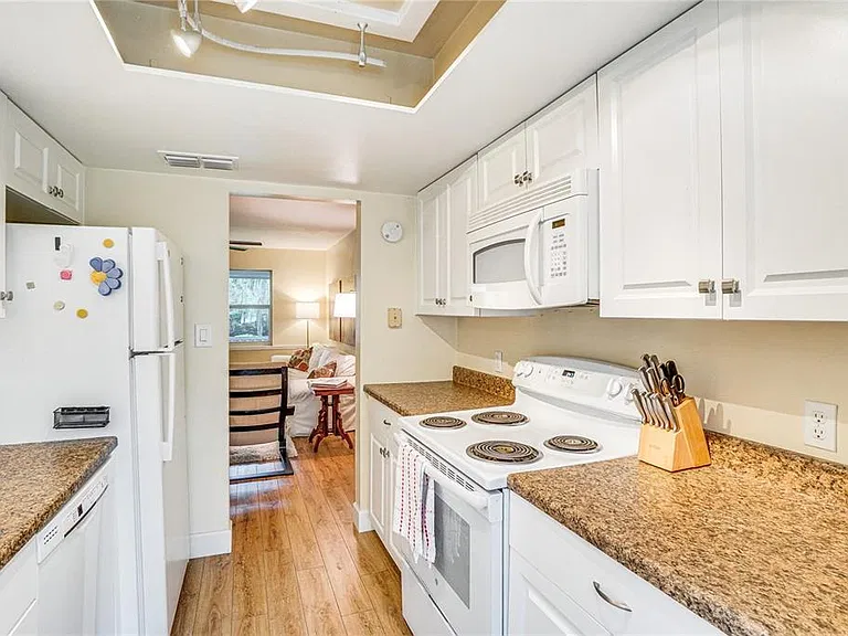 404 S Oak Ave — Photo 4