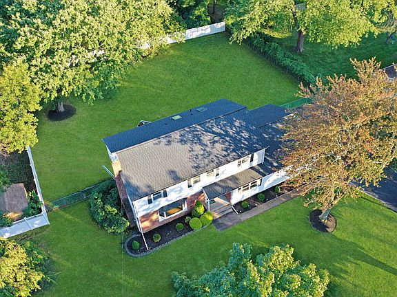 4th image of 55 Nedshire Dr