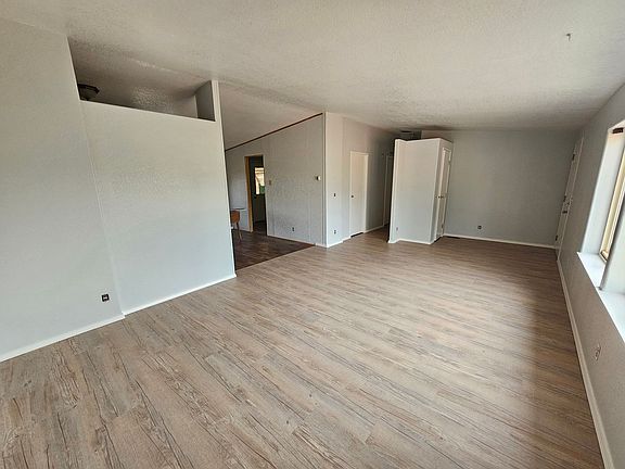 3rd image of 1567 W Arch St