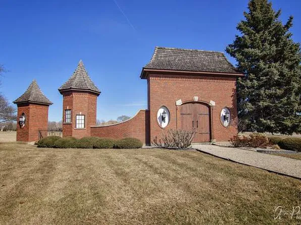 Country Shire Ln, Spring Grove, IL 60081