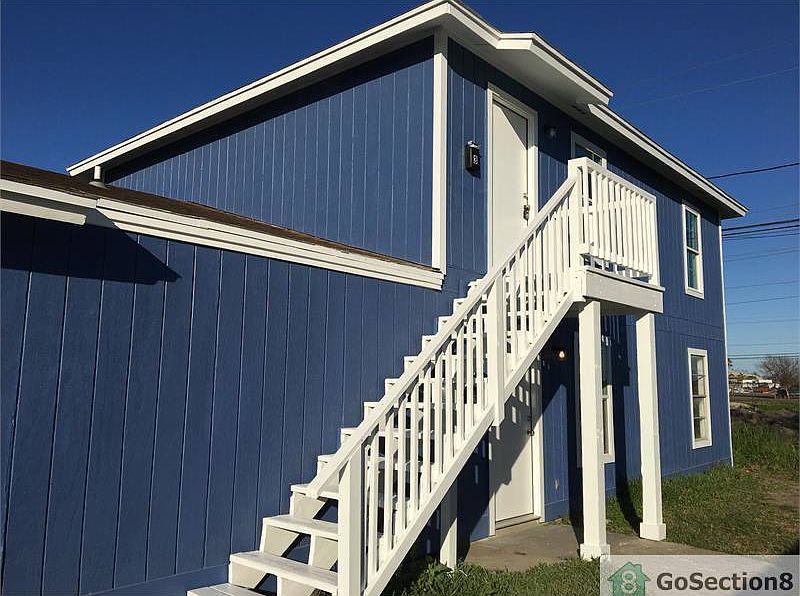 1st image of 106 Green Point Dr #2