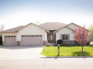 1998 Woodcrest Dr NE, Owatonna, MN 55060