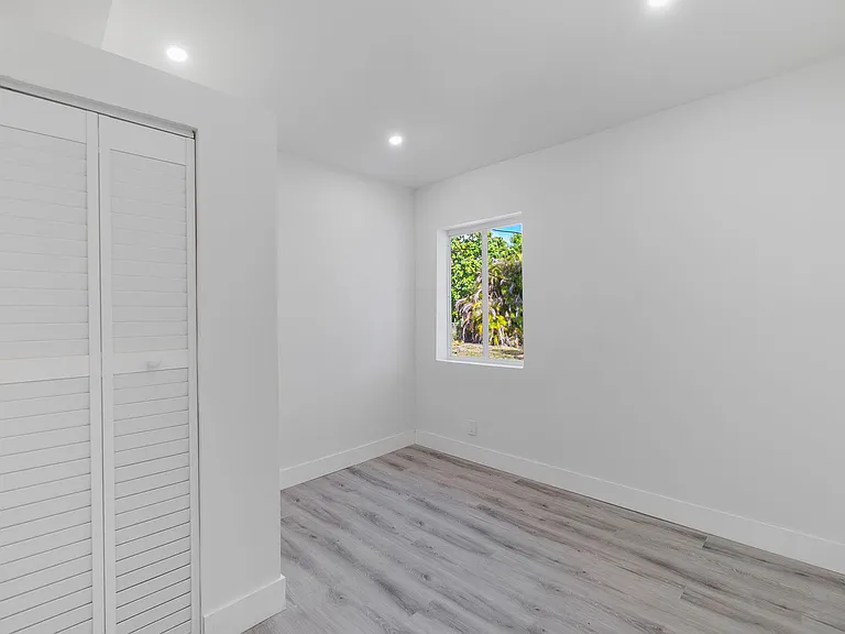 113 SE 8th Ave — Photo 15