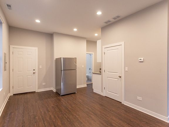 2nd image of 859 N Marshfield Ave #2F