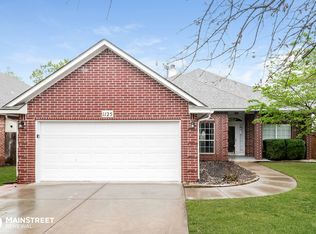 1125 Oak Creek Dr, Moore, OK 73160