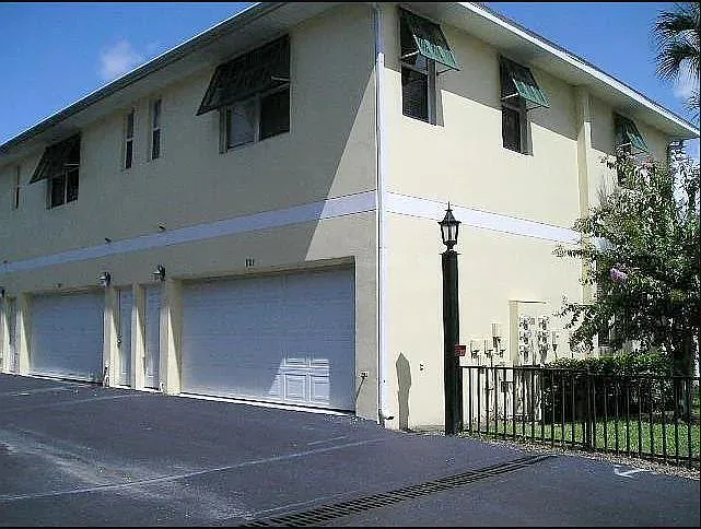 3 bed, 2.5 bath, 1113 sqft, $3,200 — Photo 2