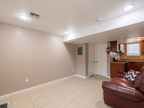 5th image of 34 Blaine Ave Unit 3
