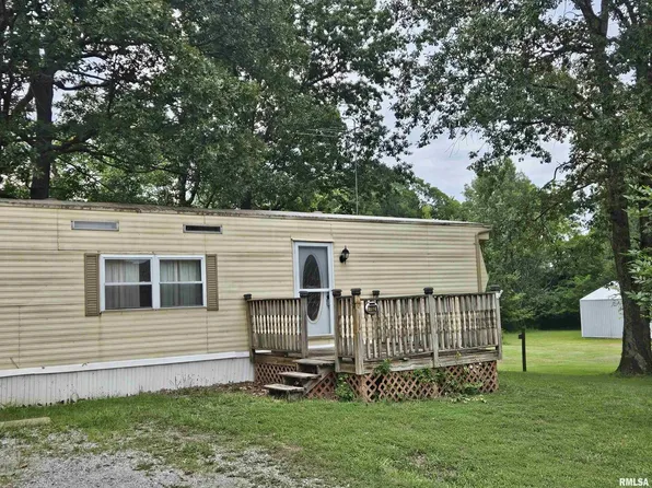 702 E Blake St, Benton, IL 62812