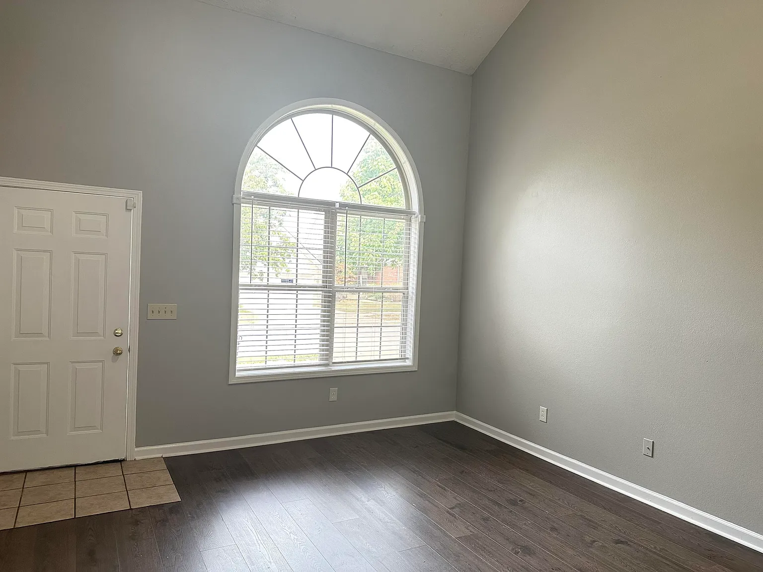3 bed, 2.5 bath, 1678 sqft, $1,895 — Photo 2