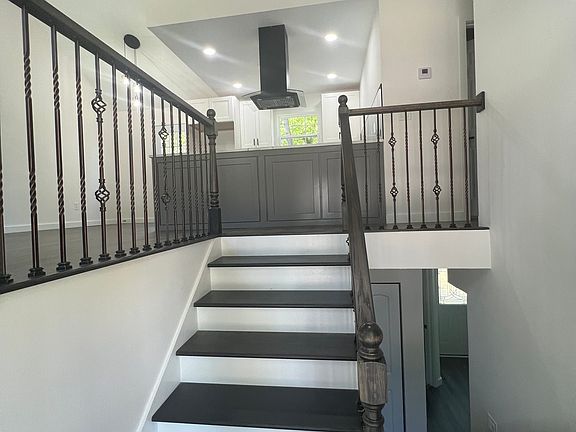 3rd image of 3715 Cress Way Dr