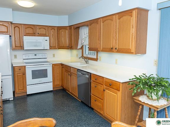 3rd image of 710 Mayhew Ave