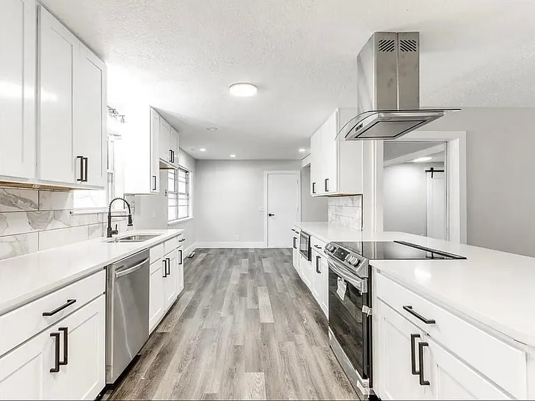 143 N Westchester Ave — Photo 10