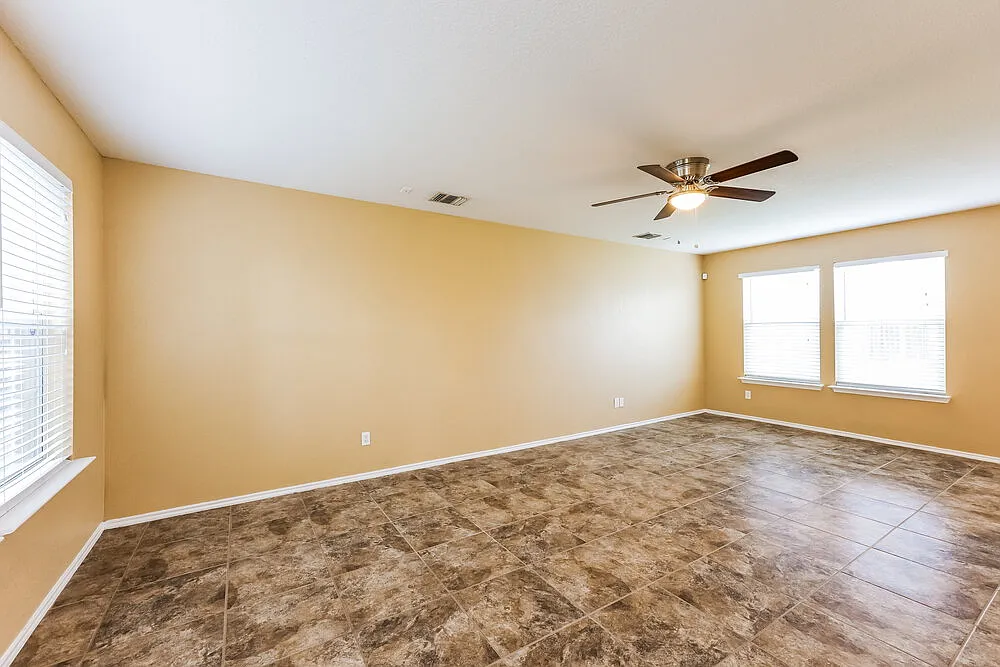 3 bed, 2.5 bath, 1644 sqft, $1,980 — Photo 3