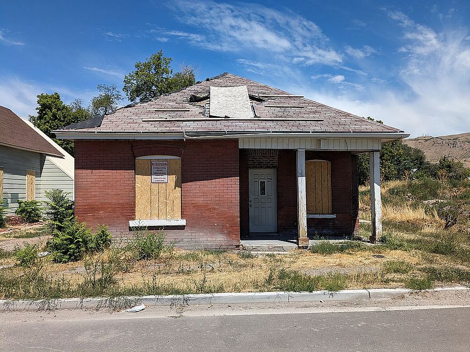 1st image of 858 W Hoyt Pl N