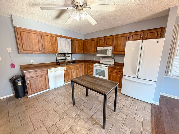 2nd image of 554 Camelot Dr