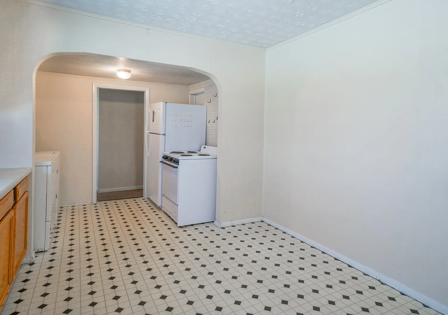 Great 3 Bedroom, 2 Bath - Just Off 17th St! *2027* — Photo 4