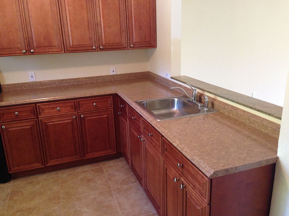 1st image of 615 Oak St APT B