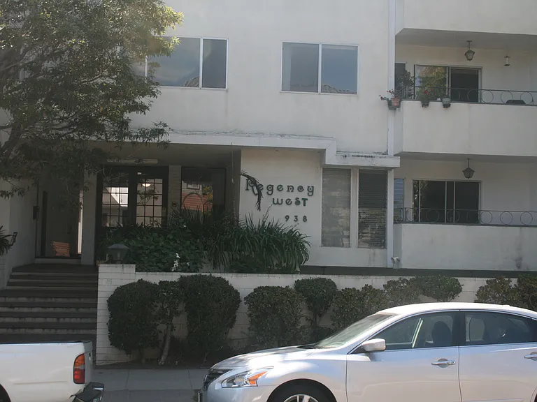 Regency West — Photo 9