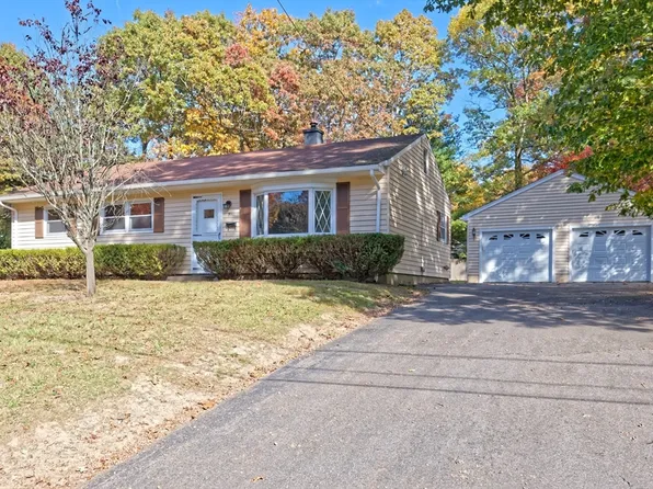 7 Crestwood Ave, Plainville, MA 02762