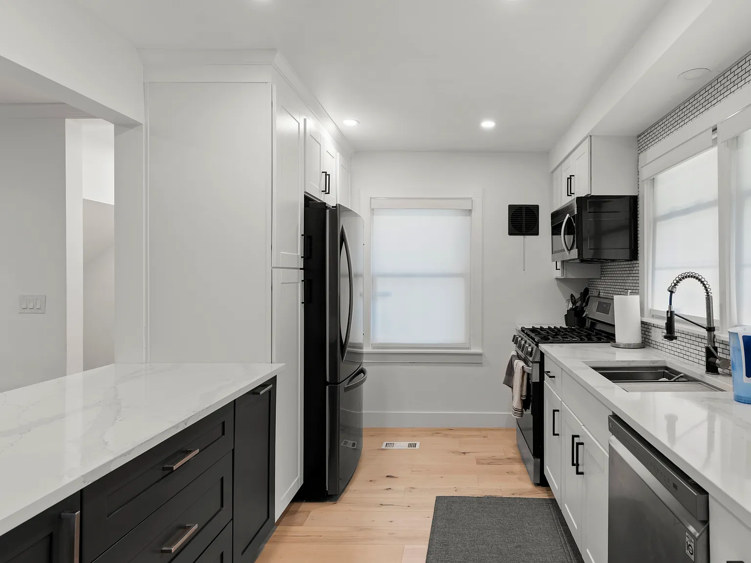 2 bed, 899 sqft, $2,800 — Photo 3