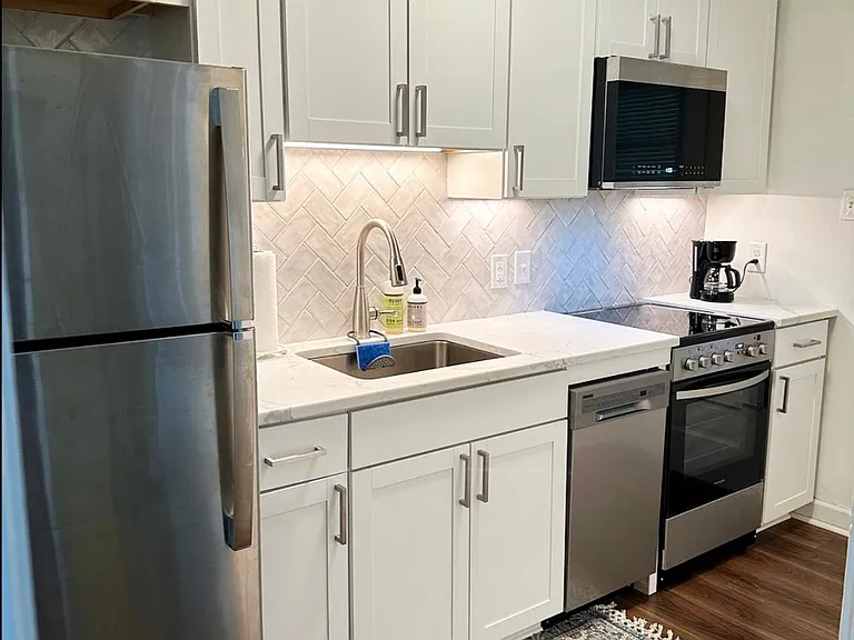 827 Daniels St — Photo 3