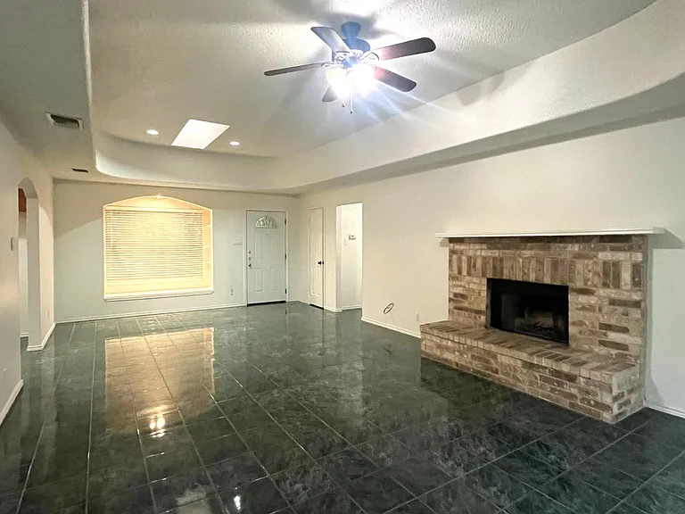 1918 Summerwood Dr — Photo 5