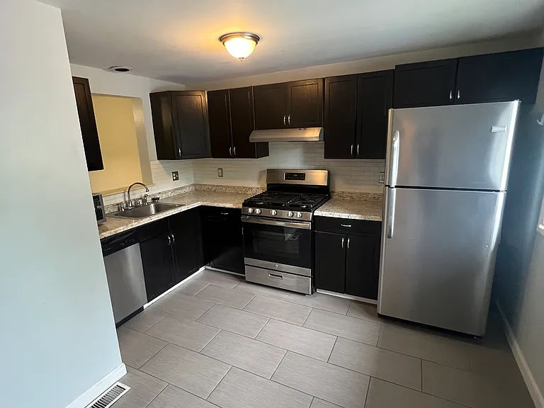 16 Merrimack Dr #16 — Photo 3