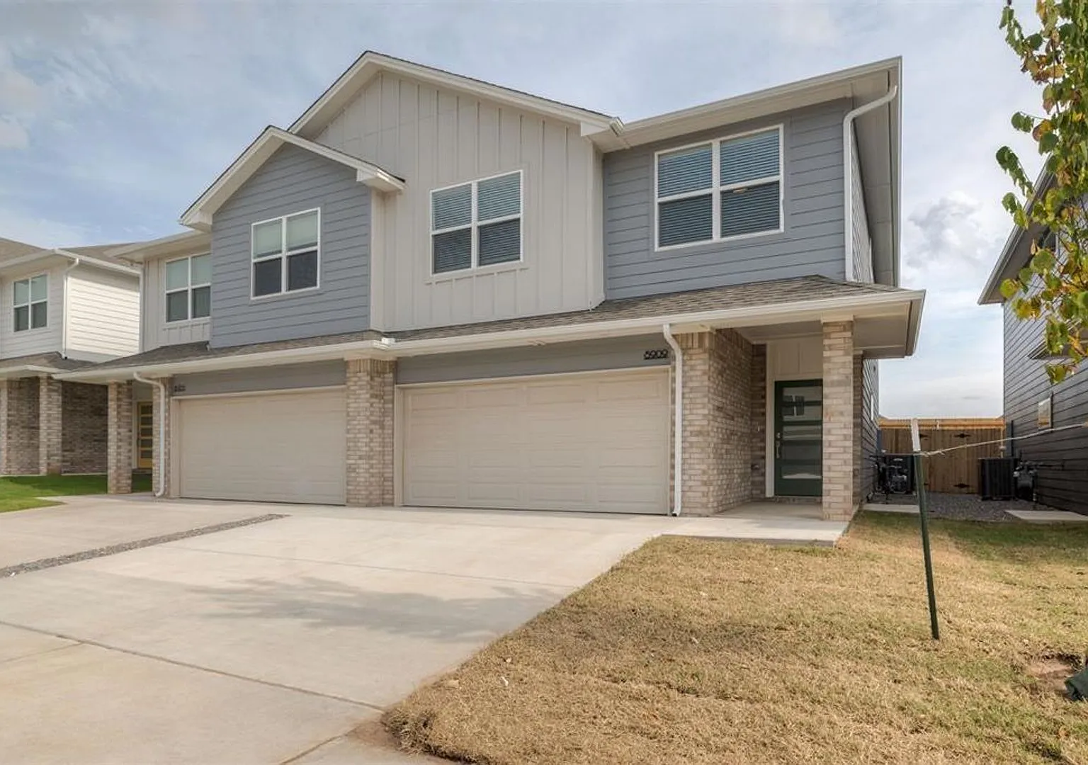 Luxury LARGE 2-story-3 Bedroom 2.5 Bathroom modern townhome in Piedmont Schools (Neighborhood Park) — Photo 2