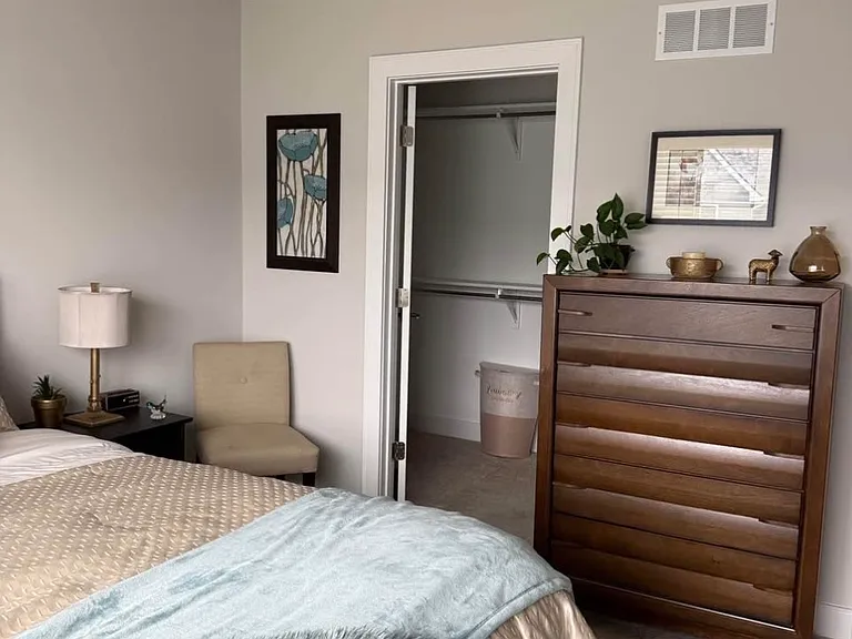 Hampton Cir — Photo 1