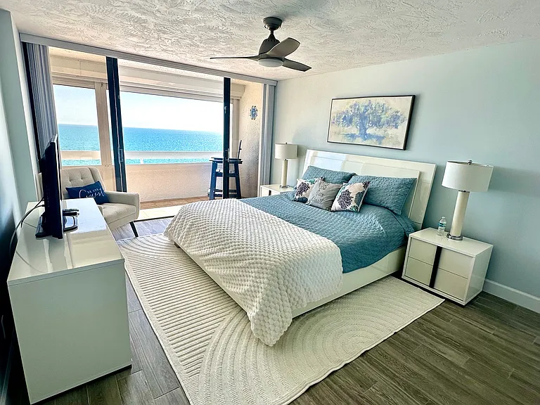 Bedroom 1 | King Bed