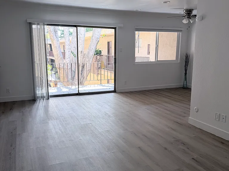 8512 Balboa Blvd #11 — Photo 1