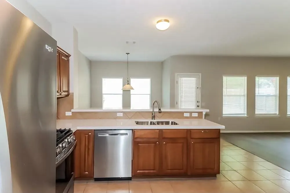 4 bed, 2.0 bath, 2490 sqft, $1,850 — Photo 4